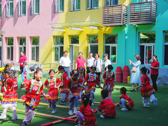 中國(guó)有研黨委委員、總會(huì)計(jì)師劉顯清與有研幼兒園小朋友歡度“六一”