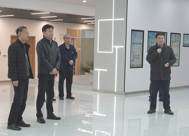 中國有研副總經(jīng)理黃倬一行到國家信息光電子創(chuàng)新中心調(diào)研交流