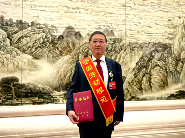 喜報(bào)！中國(guó)有研熊柏青榮獲“全國(guó)勞動(dòng)模范”稱號(hào)