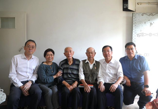 中國有研黨委書記、董事長趙曉晨看望三線建設(shè)時(shí)期援建905廠老同志代表